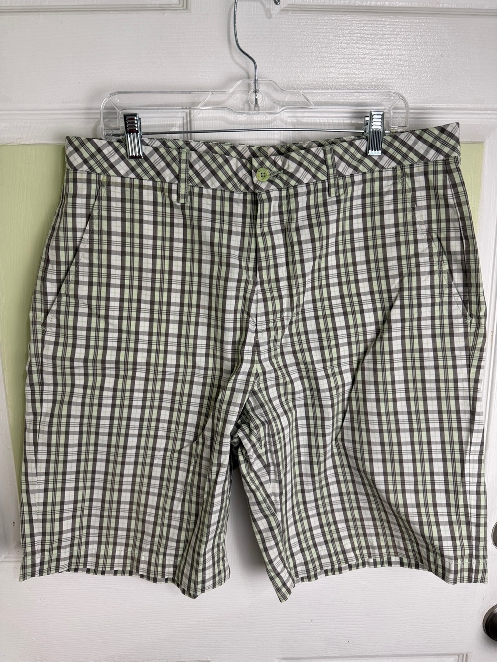 (2137) Ashworth Green and White Plaid Golf Shorts, Size: 36